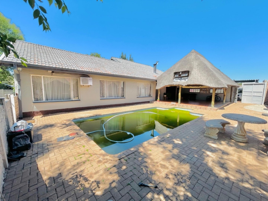 5 Bedroom Property for Sale in Pellissier Free State